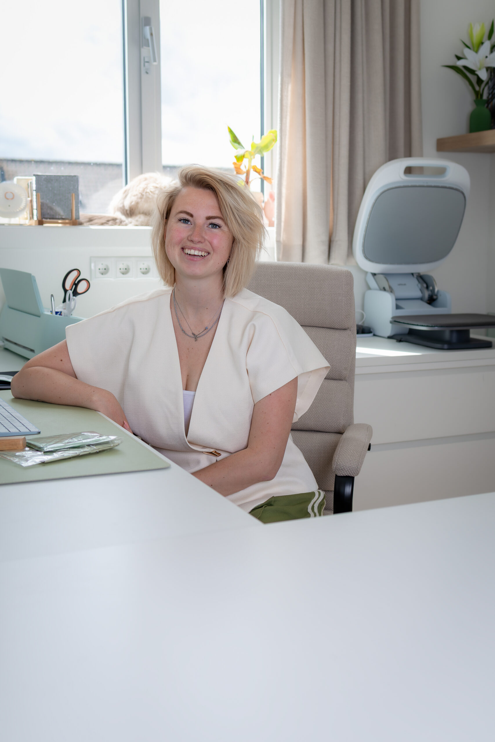 Nettich. Nijeveen. Ontwerper Nijeveen. Zakelijk portret ondernemer op werklocatie – professionele personal branding fotografie Meppel door Dinanne Lanjouw