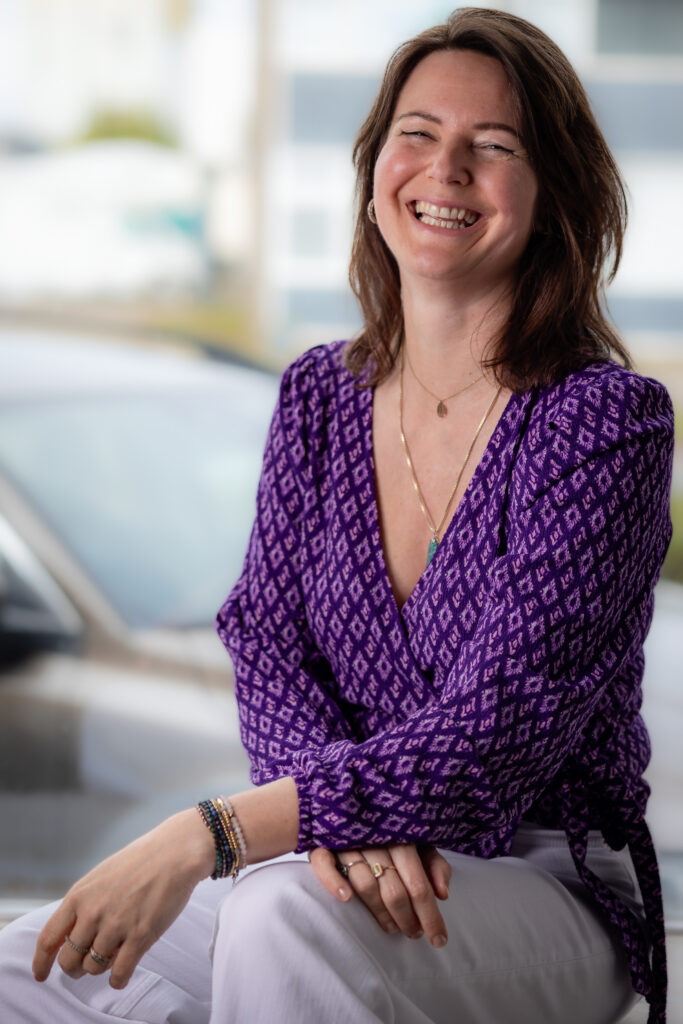 Personal branding fotografie van vrouwelijke ondernemer Drenthe – authentieke bedrijfsfoto door Dinanne Lanjouw - Liesbeth Kingma